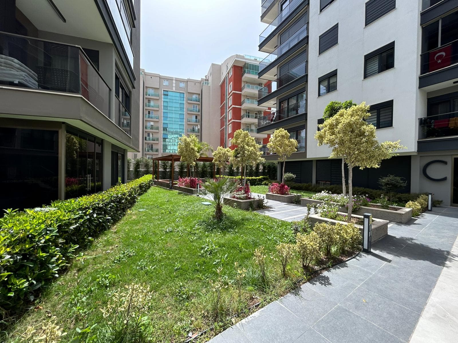 آپارتمان شیک ۲ خوابه حیاطدار با استخر و امکانات ورزشی - image 15