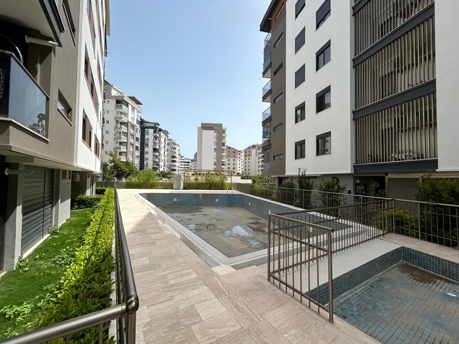 آپارتمان شیک ۲ خوابه حیاطدار با استخر و امکانات ورزشی - image 17