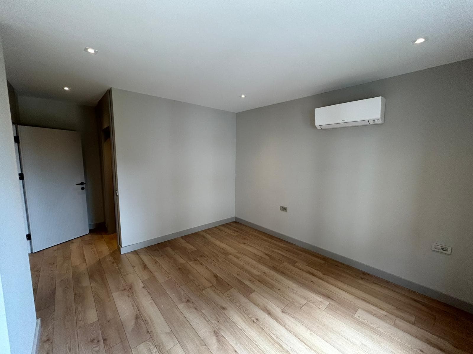 آپارتمان شیک ۲ خوابه حیاطدار با استخر و امکانات ورزشی - image 22