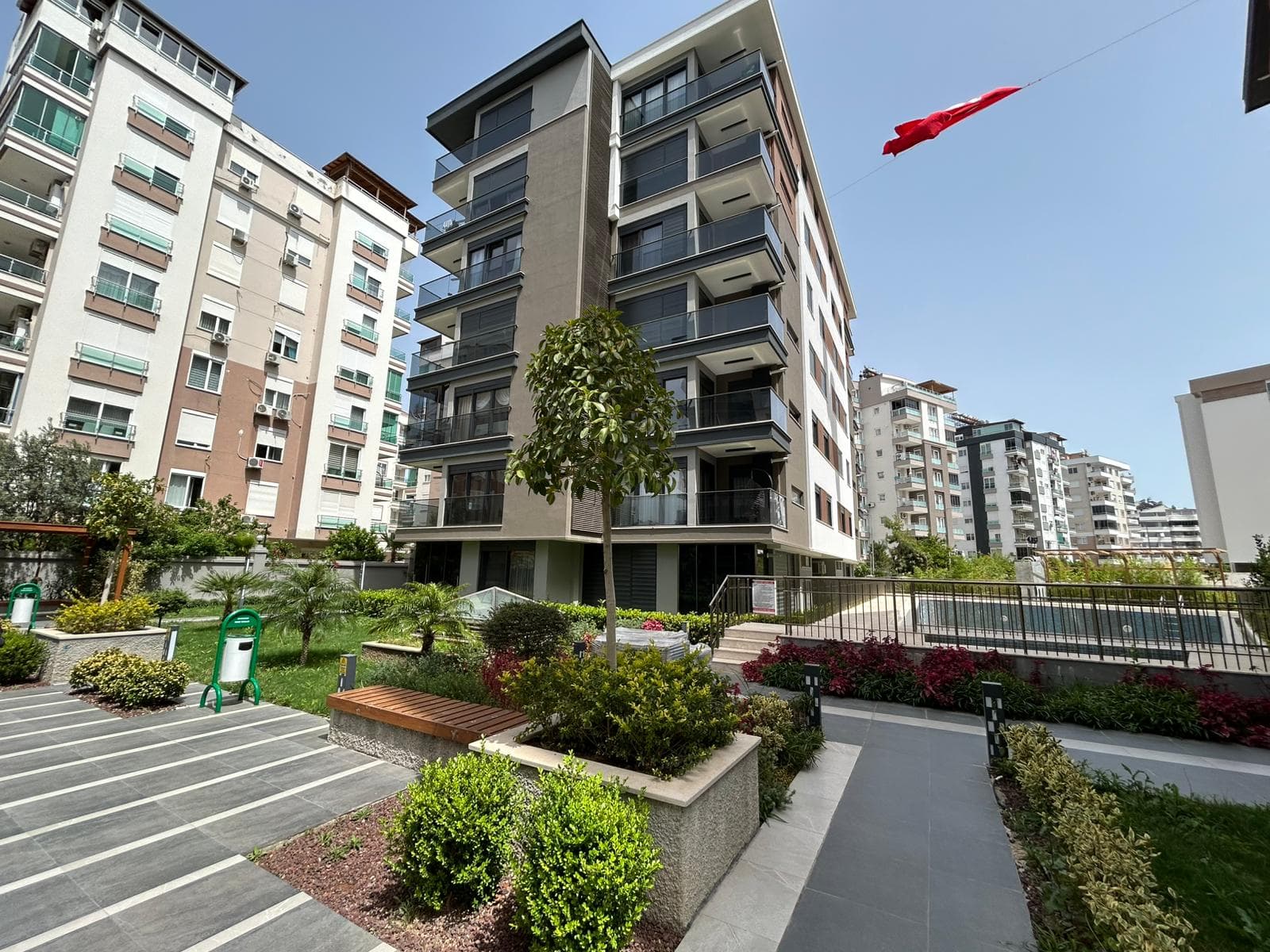 آپارتمان شیک ۲ خوابه حیاطدار با استخر و امکانات ورزشی - image 24