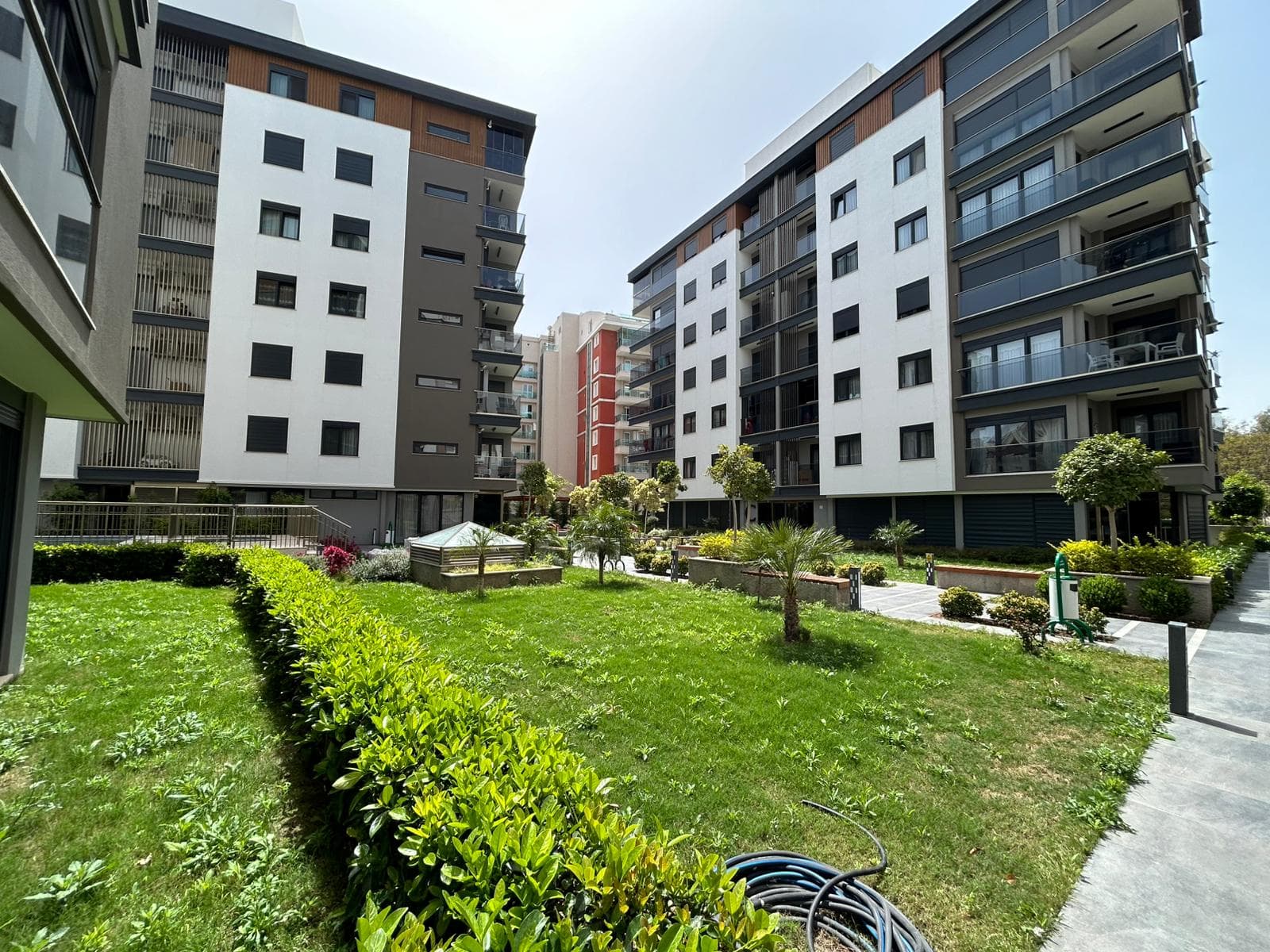 آپارتمان شیک ۲ خوابه حیاطدار با استخر و امکانات ورزشی - image 33