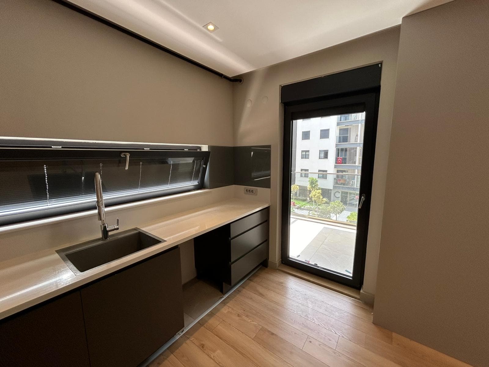 آپارتمان شیک ۲ خوابه حیاطدار با استخر و امکانات ورزشی - image 35