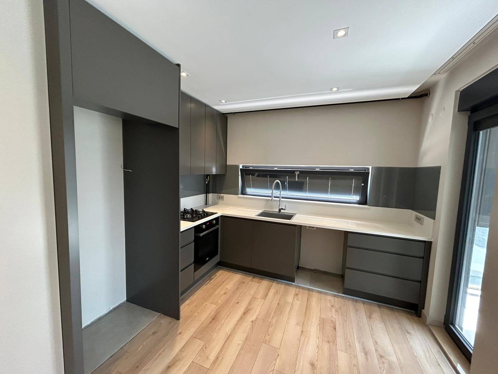 آپارتمان شیک ۲ خوابه حیاطدار با استخر و امکانات ورزشی - image 36