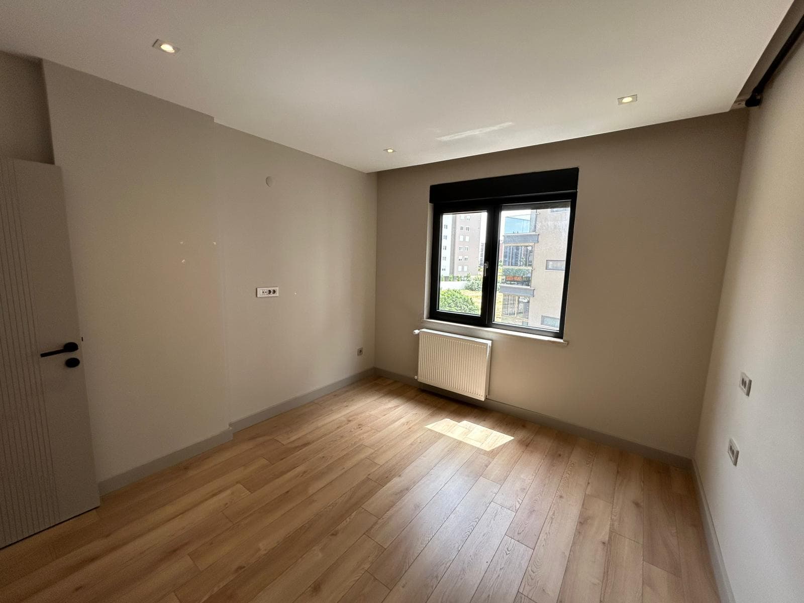 آپارتمان شیک ۲ خوابه حیاطدار با استخر و امکانات ورزشی - image 42