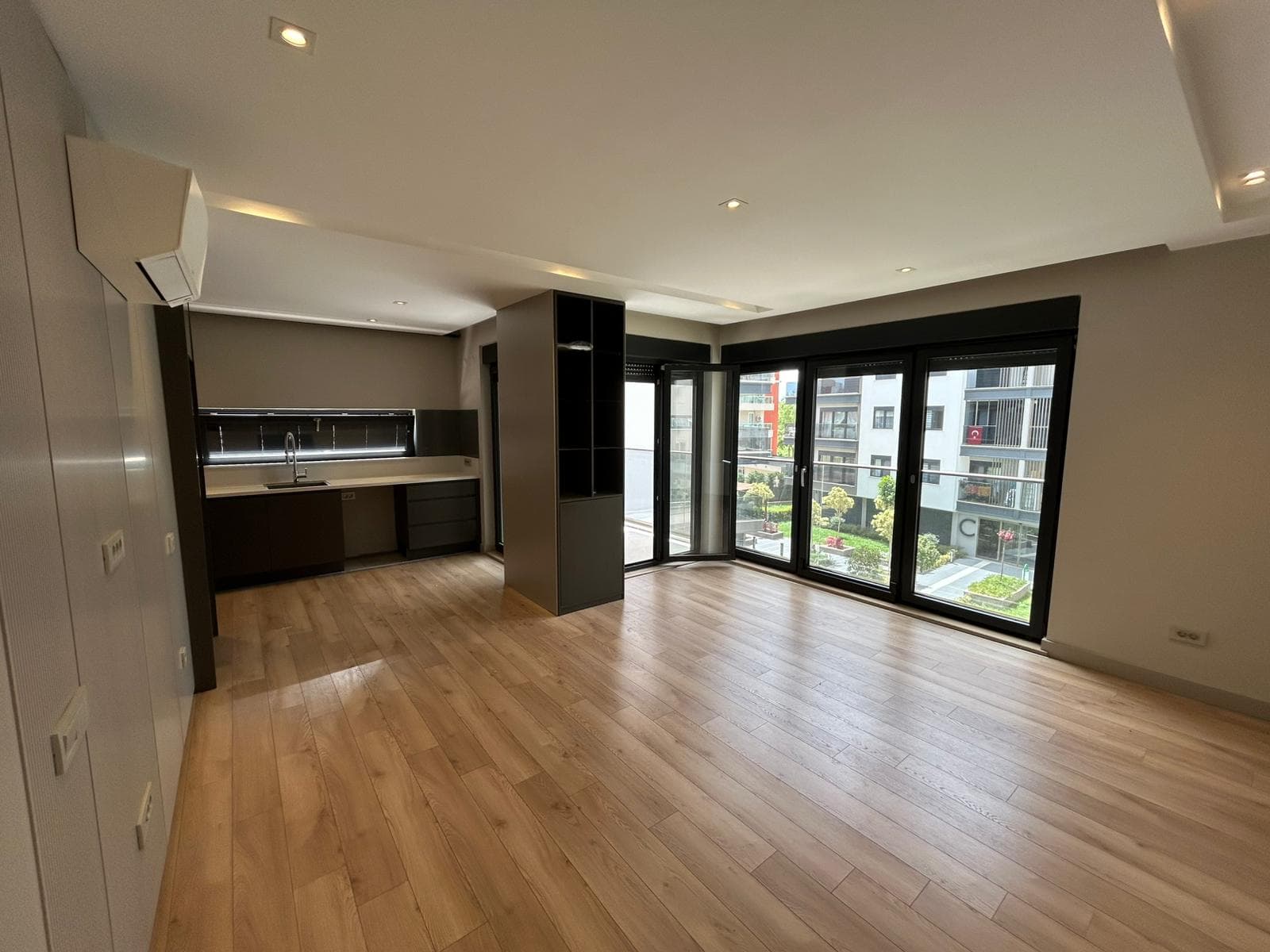 آپارتمان شیک ۲ خوابه حیاطدار با استخر و امکانات ورزشی - image 5