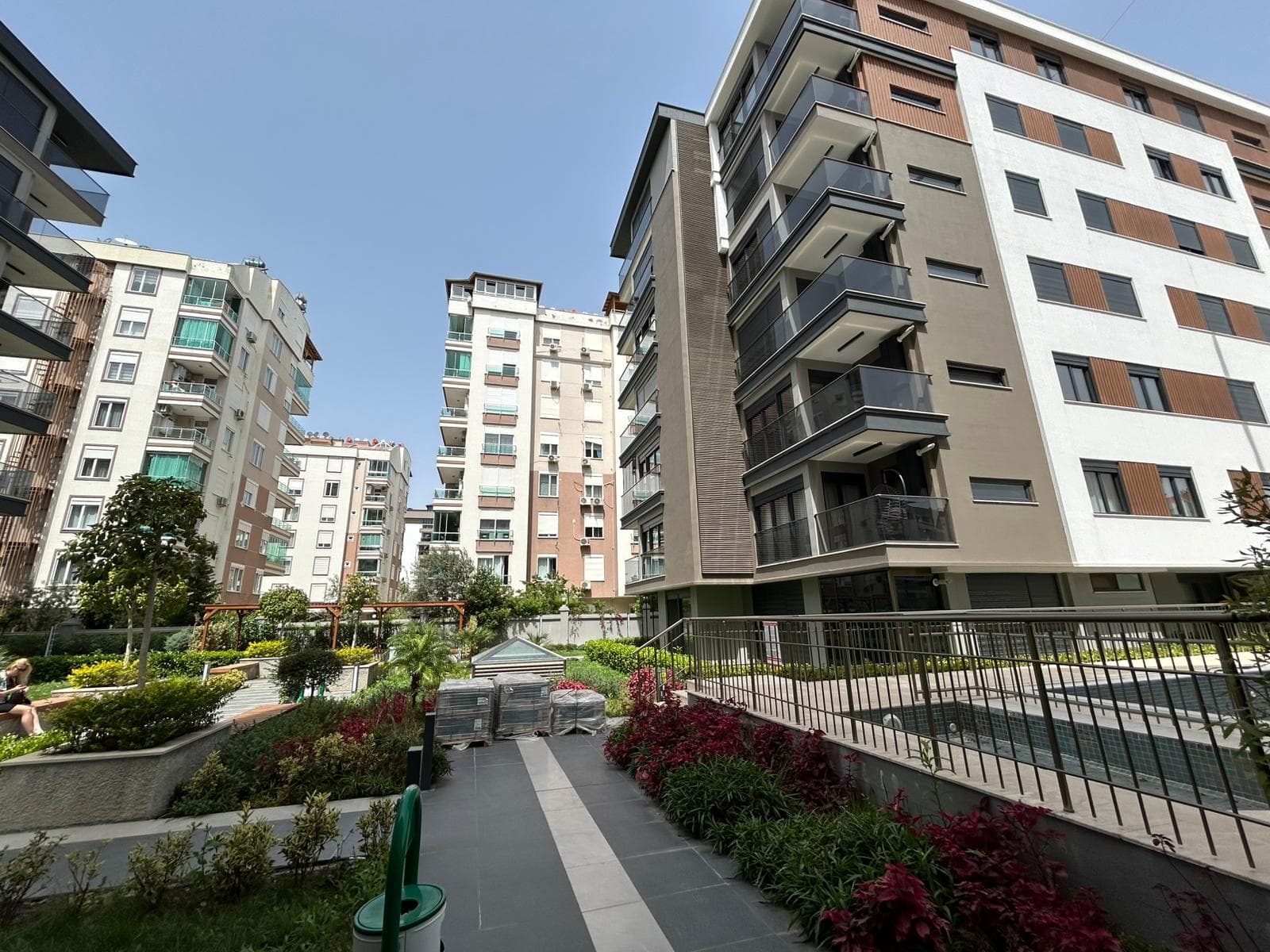 آپارتمان شیک ۲ خوابه حیاطدار با استخر و امکانات ورزشی - image 6